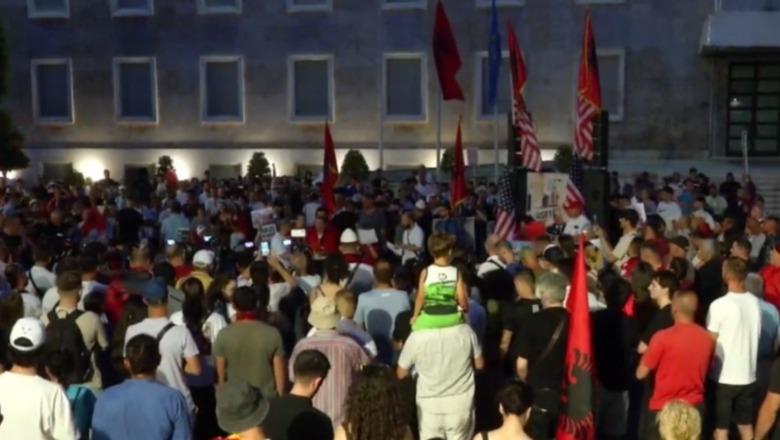 Protestuesi thirrje kryeministrit: Tregohu burrë dhe jep dorëheqjen! Duam ndryshim