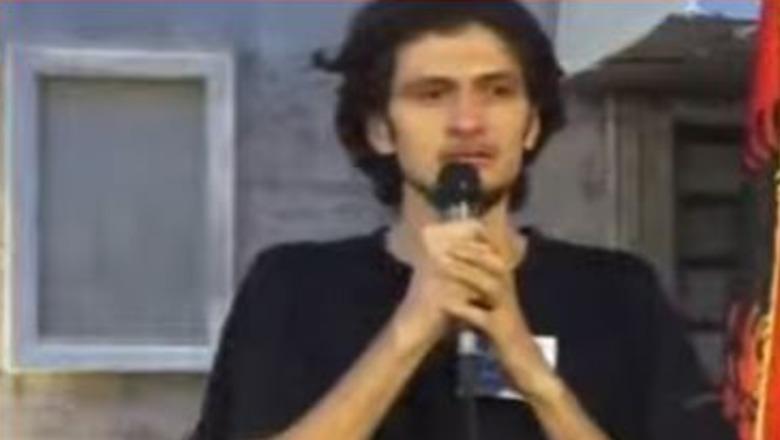 Protestuesi pyetje publike për Ambasadën e SHBA: Kam marrë kërcënime në emrin tuaj! Pse kështu i trajtoni të rinjtë shqiptarë ju, me kërcënime dhe intimidime?