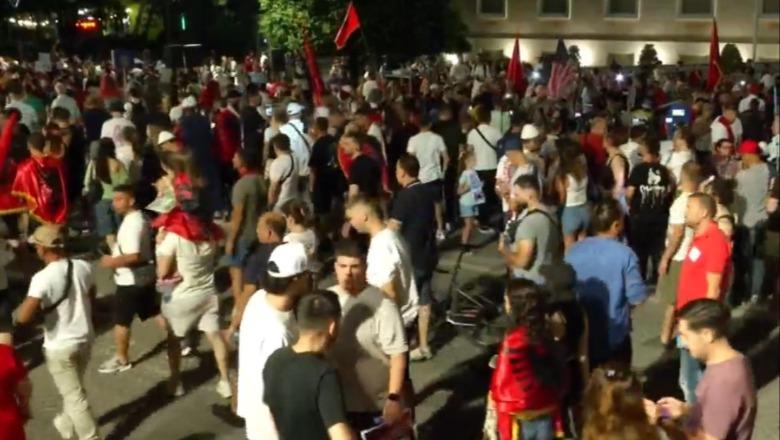 Mbyllen fjalimet e protestës, çelet marshimi! Thirrje për të vijuar qëndrimin para kryeministrisë
