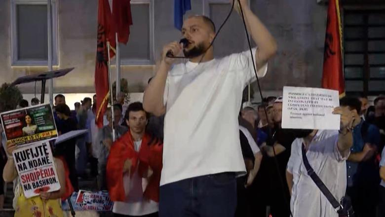 Aktivisti nga tubimi para Kryeministrisë: Mes nesh ka avokatë që ndjekin falas ‘këmba këmbës’ çështjet penale të ngritura ndaj protestuesve