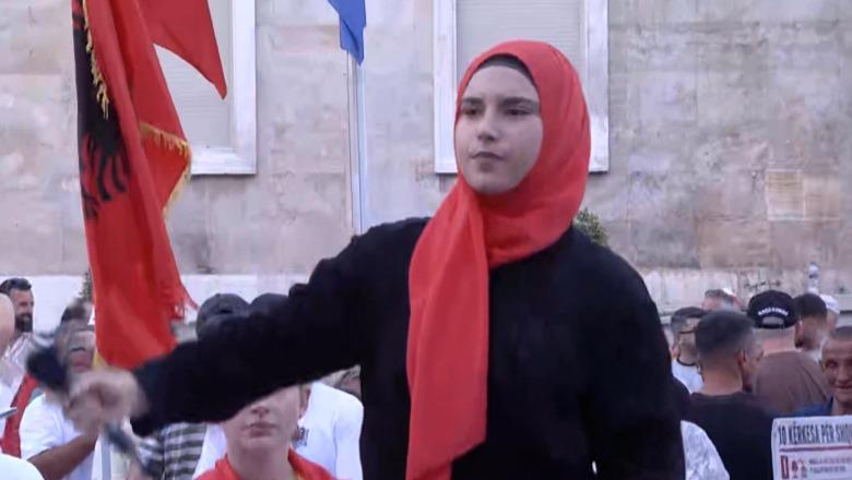 ‘Kryeministri po zvogëlohet i trembur’, protestuesja: Ka ardhur koha për lëvizje mbarëkombëtare