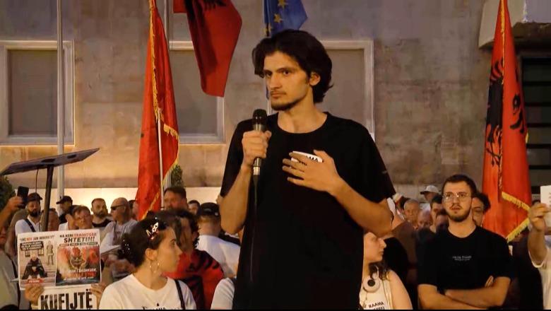 Protestuesi pyetje publike për Ambasadën e SHBA: Kam marrë kërcënime në emrin tuaj! Pse kështu i trajtoni të rinjtë shqiptarë ju, me kërcënime dhe intimidime?