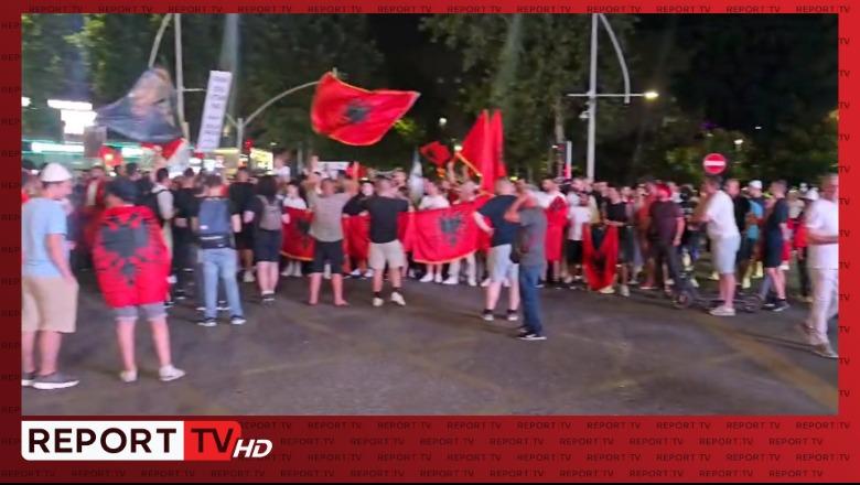 Protestuesit ndalen te ‘9-katëshet’, këndojnë himnin kombëtar