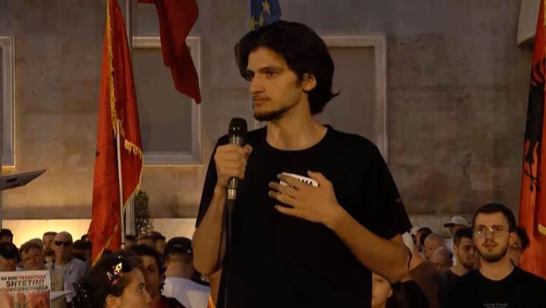 Protestuesi pyetje publike për Ambasadën e SHBA: Kam marrë kërcënime në emrin tuaj! Pse kështu i trajtoni të rinjtë shqiptarë ju, me kërcënime dhe intimidime?