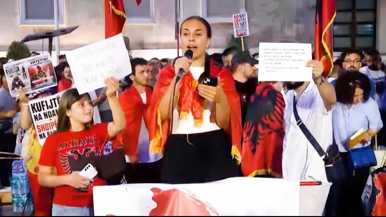 Qytetarja nga protesta para Kryeministrisë: Ikëm në emigrim, pasi mamin tim e hoqën nga puna në arsim