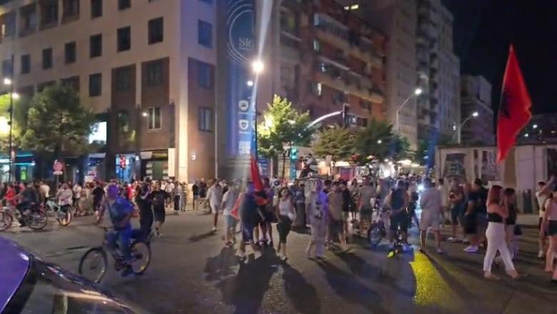 Vijon marshimi në kryeqytet, protestuesit ndahen mes sheshit ‘Skënderbej’ e bulevardit ‘Zogu I’