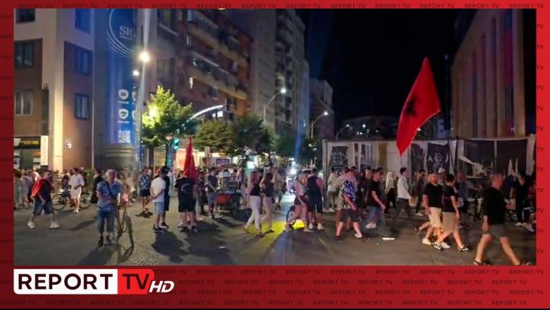 Vijon marshimi në kryeqytet, protestuesit ndahen mes sheshit ‘Skënderbej’ e bulevardit ‘Zogu I’
