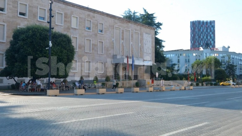 Një grup protestuesish vijon qëndresën, kalon natën poshtë kryeministrisë pas protestës