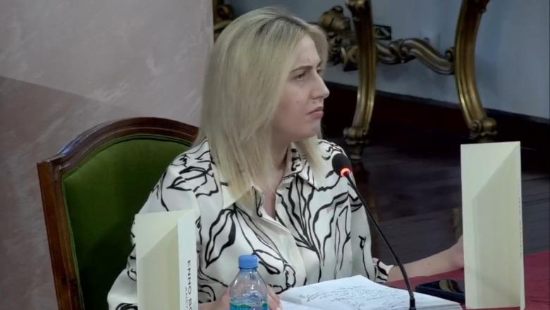 ‘Rri aty, mbaj vendin si i ftuar’/ Zhupa përplaset me kryebashkiakun e Gramshit, Mazniku i kthehet deputetes së PD: Ai ka më shumë vota se ty