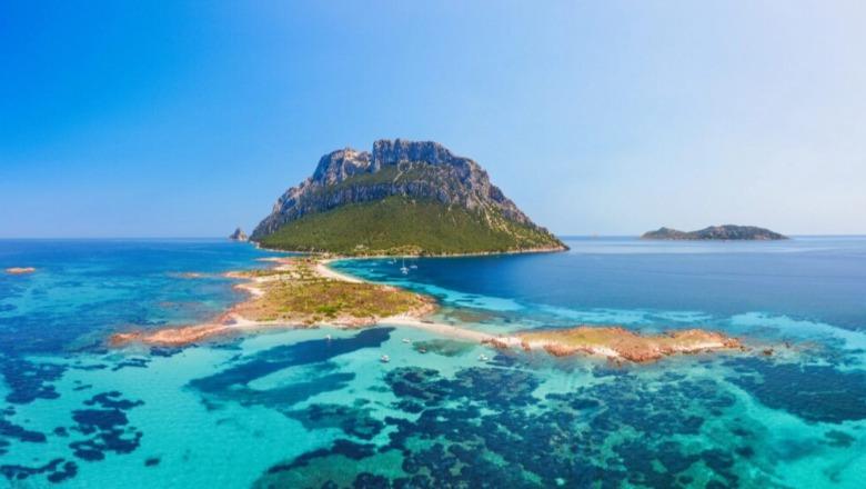 13 mijë euro metri katror për një vilë në Tavolara Bay, kush janë miliarderët pas projektit luksoz në Sardenja dhe çfarë fshihet pas klauzolës për ndihmë nga shteti
