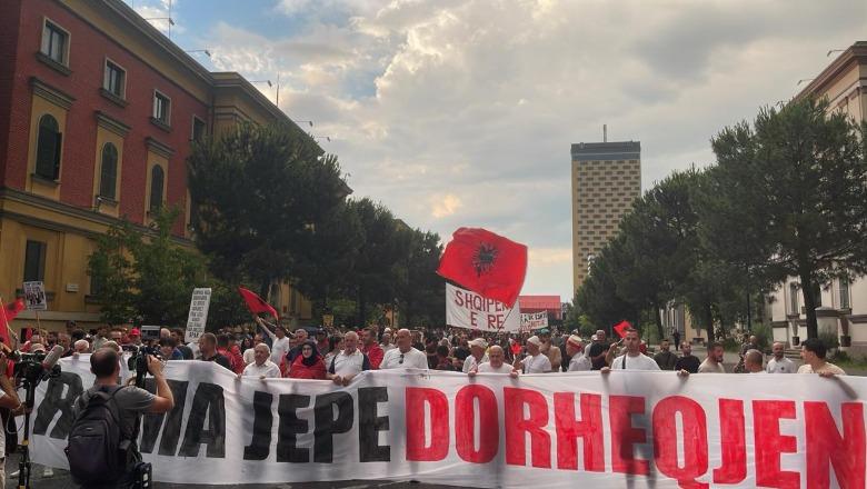 Protesta në ditën e 25-të, nis marshimi drejt kryeministrisë me thirrjen ‘Rama jep dorëheqjen’