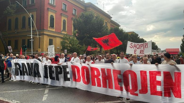 Protesta në ditën e 25-të, nis marshimi drejt kryeministrisë me thirrjen ‘Rama jep dorëheqjen’