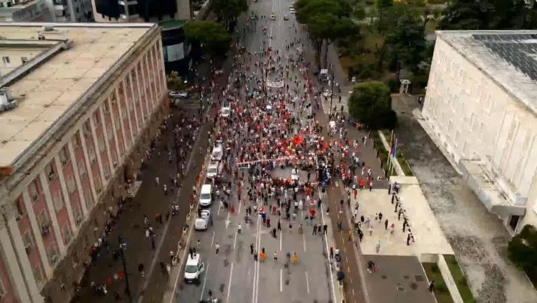Protesta në ditën e 25-të, qytetarët mblidhen para Kryeministrisë në shi, përsëriten kërkesat drejtuar Ramës: Jep dorëheqjen