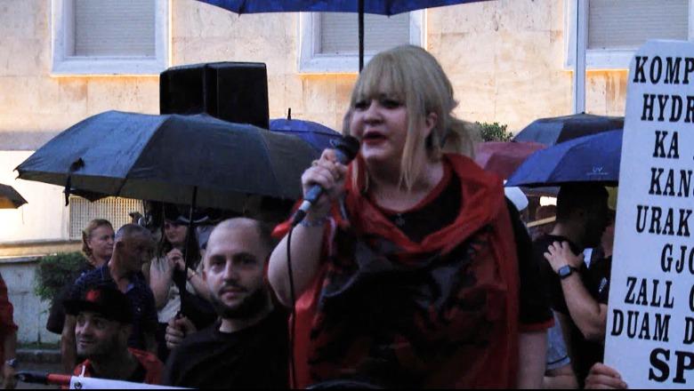 Sopranoja nga Opera e Bordosë në Francë i bashkohet protestës para Kryeministrisë: Jam stërmbesa e priftit që ju pre koka nga grekët sepse foli shqip