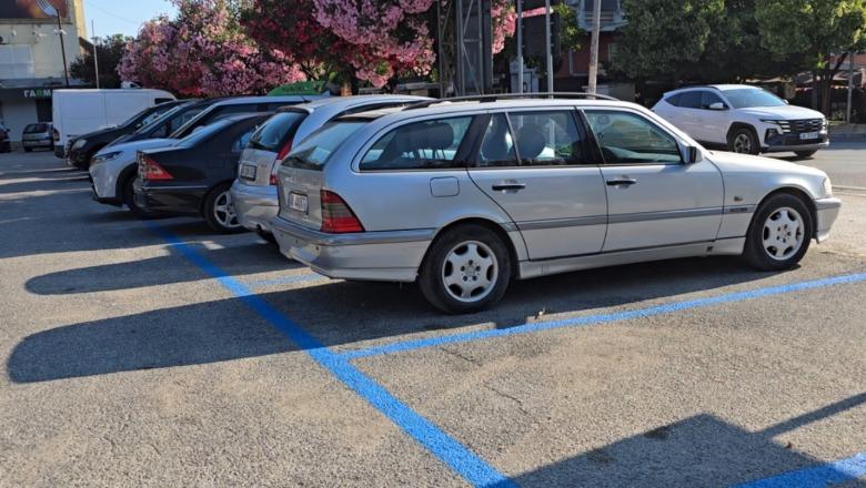 Parkime me pagesë në të gjithë rrugët e Durrësit, qytetarët: Shumë shtrenjtë! Shkon 10 mijë lek në muaj vetëm për parkim