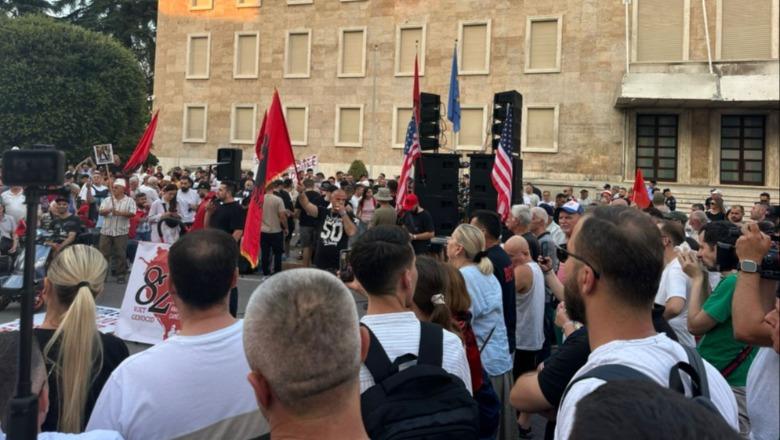Qytetarët 26 ditë në protestë te kryeministria me thirrjen ‘Rama jep dorëheqjen’