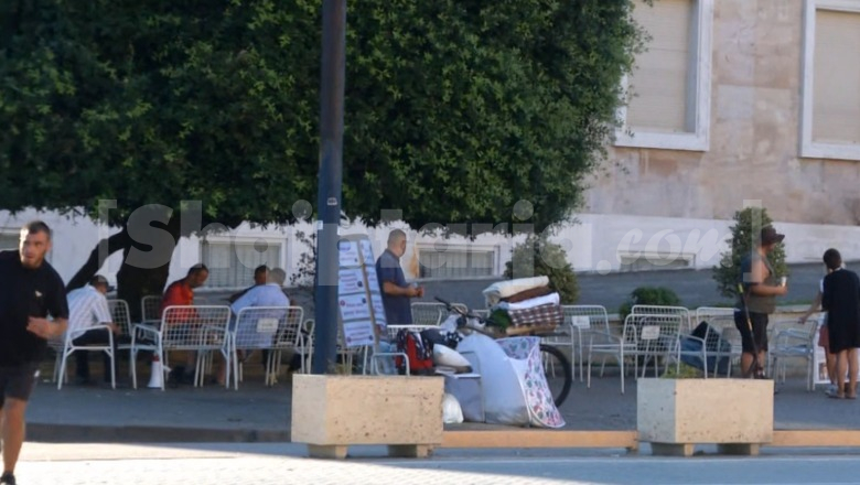 Me batanije e mbulesa me vete, një grup protestuesish e gdhijnë te kryeministria