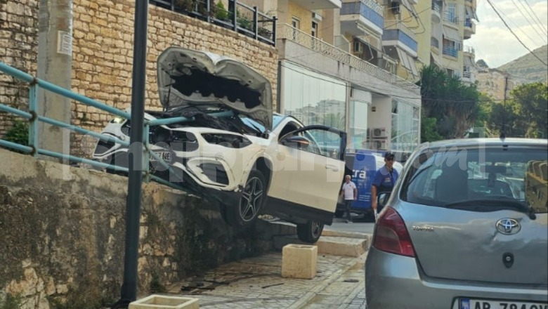Aksident në Sarandë, ‘Benz’-i përfundon jashtë rrugës, përshkohet mes përmes nga barrierat