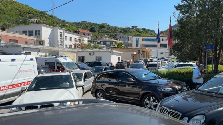 Spitali i Lezhës, trafiku krijon vonesa për pacientët! Drejtoria: Parkimi i pamjaftueshëm, rrugët në rikonstruksion