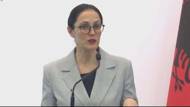 Ministrja Ibrahimaj njofton vendimet e Qeverisë mes thirrjeve të protestuesve para Kryeministrisë: 850 mijë qytetarë na votuan për drejtimin e vendit