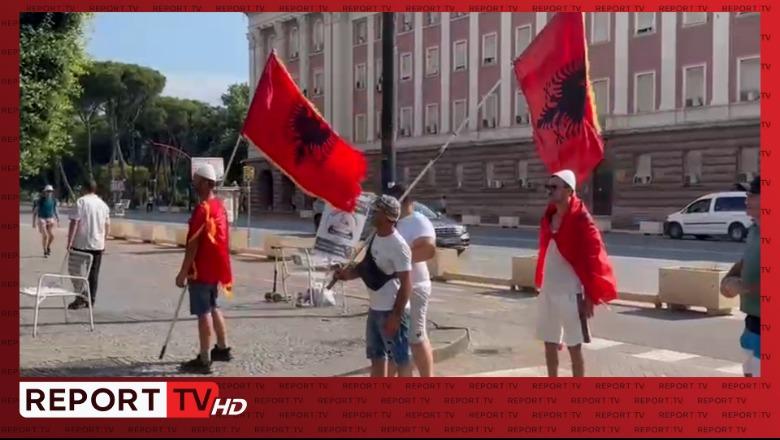Mbledhja e Qeverisë/ Protestuesit mblidhen para godinës së Kryeministrisë, i bien vuvuzelave gjatë fjalës së ministrave