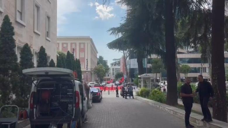 Mbledhja e Qeverisë/ Protestuesit mblidhen para godinës së Kryeministrisë, i bien vuvuzelave gjatë fjalës së ministrave