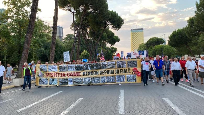 LIVE TV- Dita e 27-të e protestës/ Qytetarët mblidhen para Kryeministrisë, pankartë për 82-vjetorin e gjenocidit mbi çamërinë