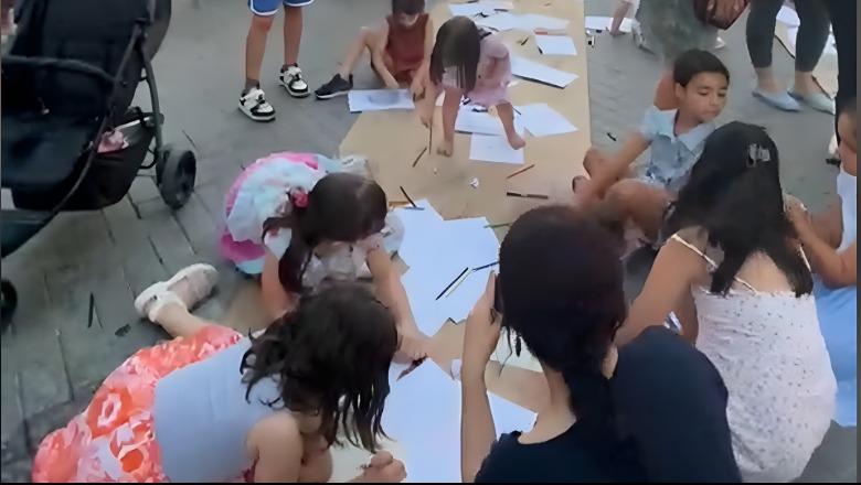 VIDEOLAJM/ Vijon 'tradita', vogëlushët pikturojnë në shesh, prindërit në protestë