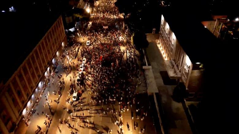 Qytetarët 27 ditë në protestë, këmbëngulin në kërkesat e Goxhajt drejtuar qeverisë! Sulme edhe ndaj Haradinajt dhe Ali Ahmetit! Nis marshimi nëpër Tiranë
