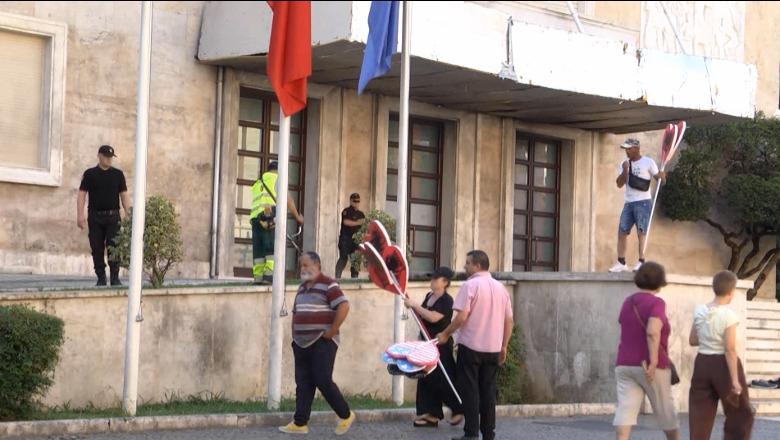 Protestat në Tiranë hyjnë në ditën e 28-të, një grup i vogël qytetarësh kalojnë natën para Kryeministrisë