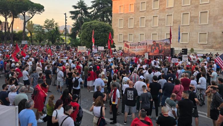 LIVE TV- Qytetarët 28 ditë në protestë, mblidhen para Kryeministrisë! 1 minutë heshtje për të rënët në Çamëri
