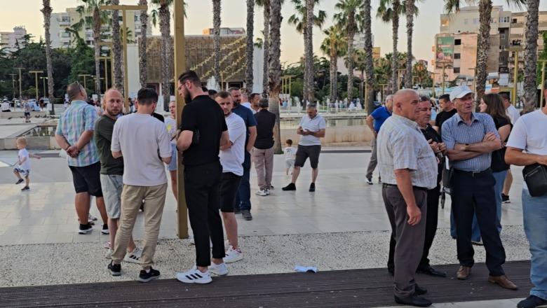 Parkime me pagesë në Durrës/ Banorët ngrihen në protestë përpara bashkisë: Tarifat të papërballueshme, është si gjobvënie me forcën e ligjit