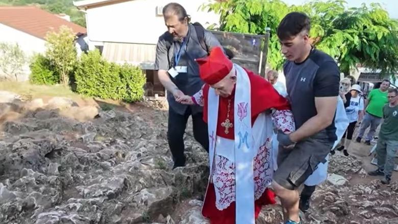 Akt devotshmërie, Kardinal Ernest Simoni ngjit Kodrën e Shfaqjeve në moshën 97-vjeçare