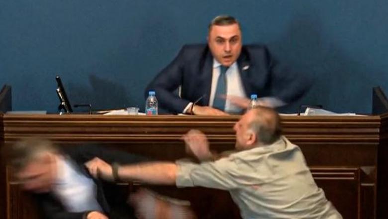Kuvendi i Gjeorgjisë në kaos, deputetët e mazhorancës dhe opozitës përleshen me grushta