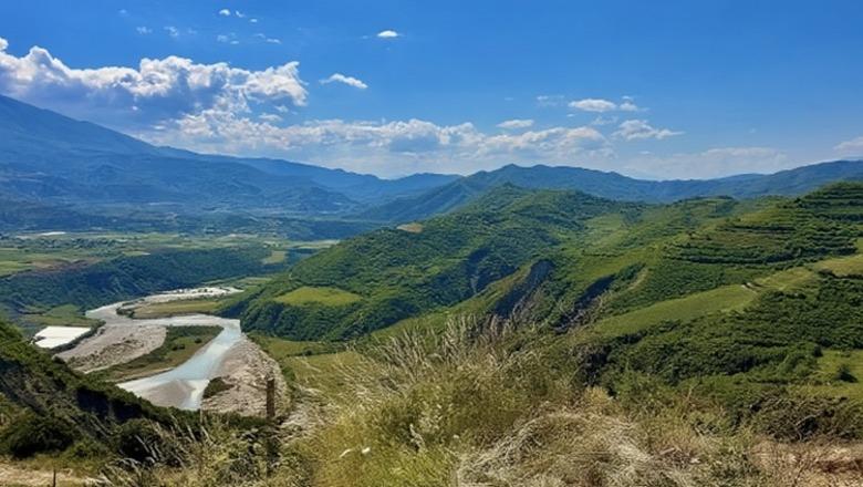 ‘La Repubblica’ udhëton nga Tirana në Berat: Shqipëria përtej Adriatikut e Jonit, midis bunkerëve, vreshtave dhe sekteve të lashta