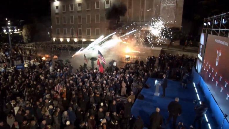 Raporti: Polarizimi politik pengesë në parlament! Disa protesta të opozitës ishin të dhunshme