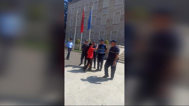 ‘Ku e ke procesverbalin?’ Tensione te kryeministria, policia përplaset me protestuesit pas përpjekjeve për t’i larguar