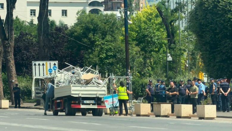‘Ku e ke procesverbalin?’ Tensione te kryeministria, policia përplaset me protestuesit pas përpjekjeve për t’i larguar