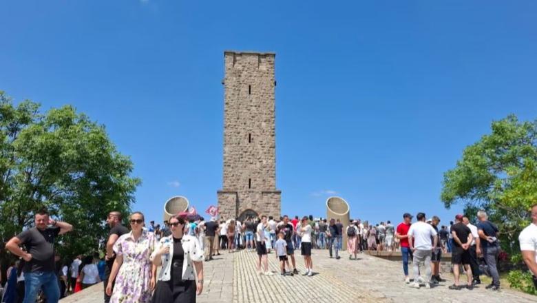 Brohoritën 'Kosova është Serbi' gjatë ceremonisë së Vidovdanit pranë Prishtinës, disa persona shoqërohen në polici