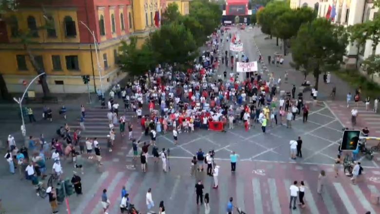 LIVE TV- Protesta e 29-të në Tiranë, nga sheshi 'Skëndërbej' qytetarët marshojnë drejt Kryeministrisë: Rama n'burg, Berisha n'burg