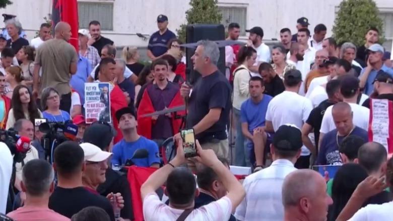 Protesta/ Aktivisti Andi Tepelena rikthekson kërkesën e panegociueshme për Ramën: Dorëheqje e Ali Babës me 40 hajdutët e tij