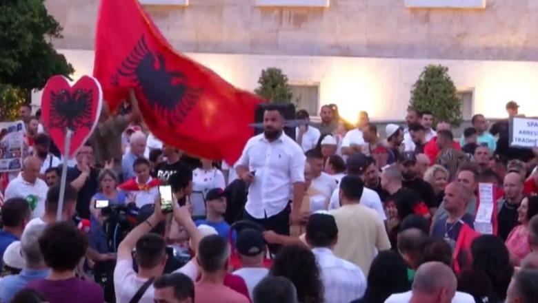 Protestuesi: Rama nëse nesër del në zgjedhje, do të jetë funerali yt! Presidenti ynë është qesharak, ikni si burrat ose do ju largojmë ne