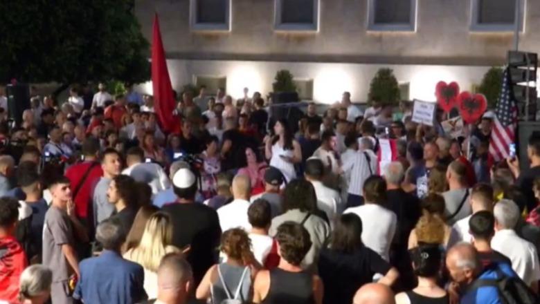Kryebashkiakja shqiptare në Itali i bashkohet protestave në Tiranë, Sindi Manushi: U shqye velloja e propagandës që Edi Rama ka qëndisur