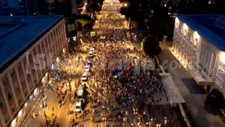 LIVE TV- Protesta e 29-të te Kryeministria, qytetarët kërkojnë sërish realizimin e 5 kërkesave: Dorëheqja e Ramës, e panegocueshme