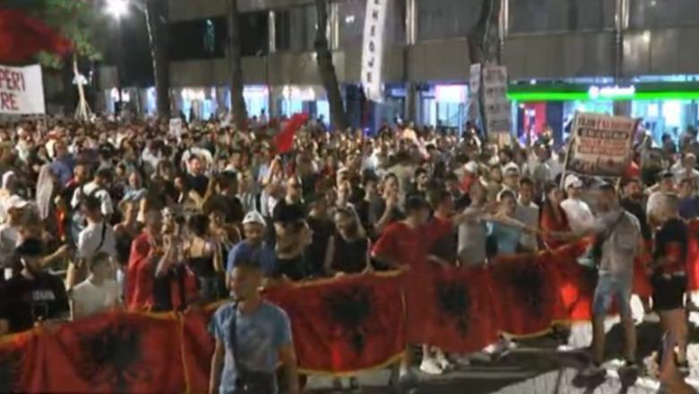 Përfundon protesta e 29-të para Kryeministrisë, qytetarët nisin marshimin nëpër rrugët e Tiranës