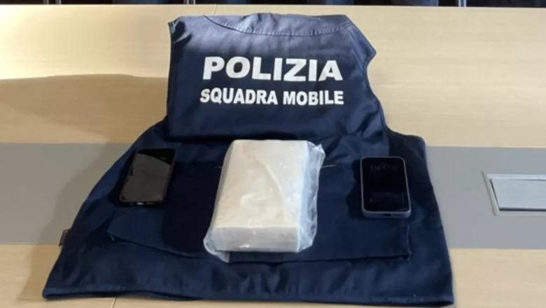 Iu gjet 1 kilogram kokainë e fshehur në ndarjen sekrete në makinë, arrestohet 33-vjeçari shqiptar në Bergamo