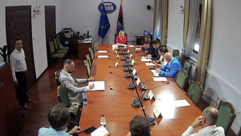 Tensione në Komisionin për Turizmin/ Ina Zhupa akuza për 