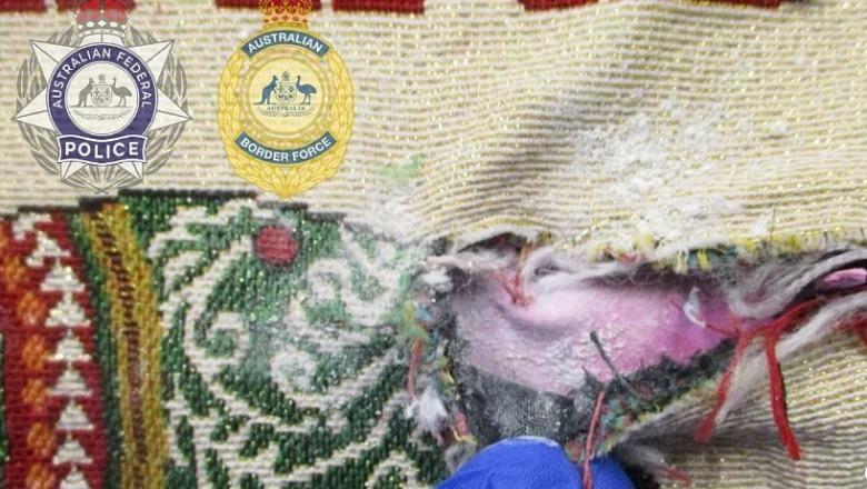 Arrestohet stjuardesa në Australi, në 12 çanta i zbulohet heroinë me vlerë 302 mijë euro