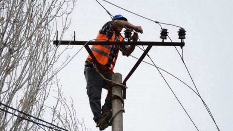 Shkoi të rregullonte dritat te shtëpia e vjehrrit, 45-vjeçarin e zë rryma elektrike dhe humb jetën