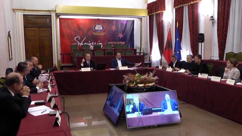 Protesta/ Balla nga Grupi i PS: Të influencuara nga shtete armiqësore! Koçeku? Të dorëzojë mandatin e deputetes, i përket PS (VIDEO)